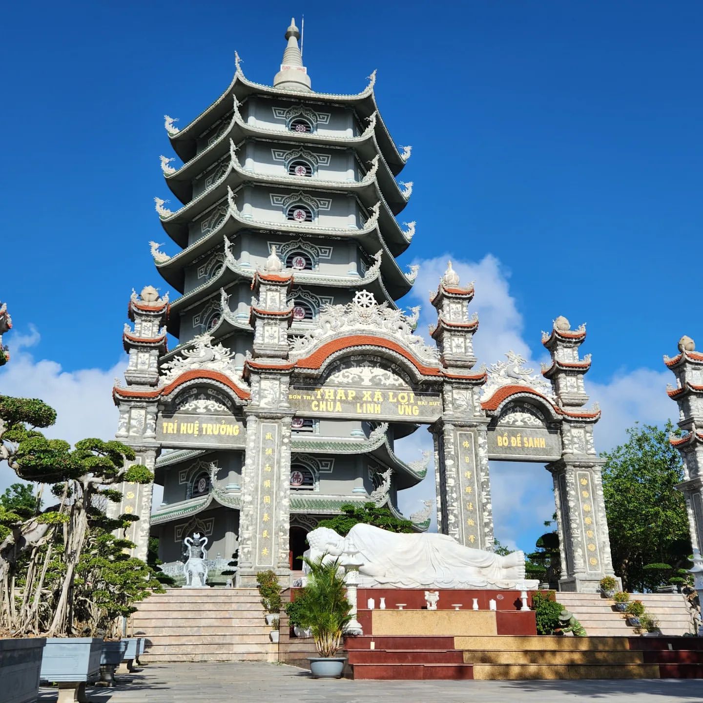 Chùa Linh Ứng(Linh Ung Pagoda)