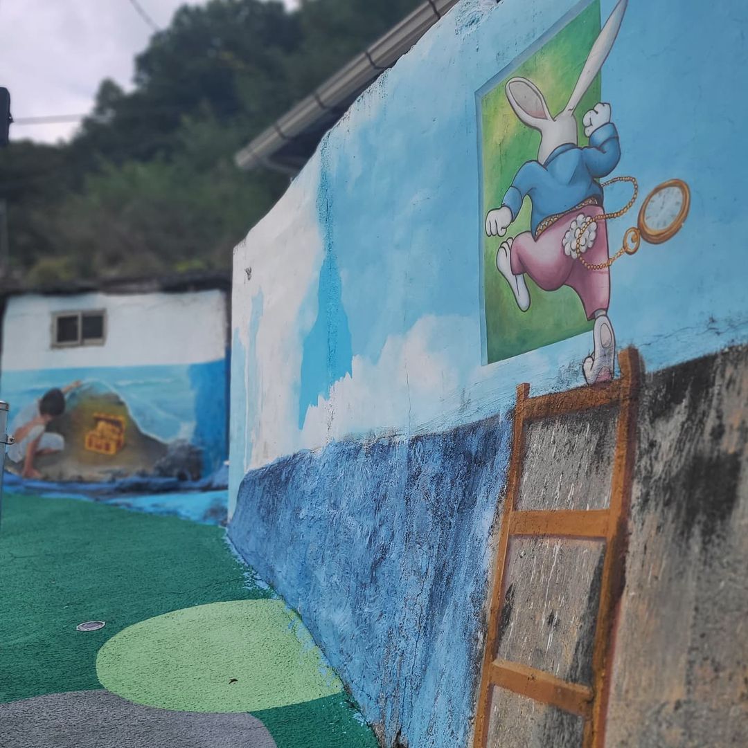 신세동 벽화 마을  (Seongjingol Mural Village)